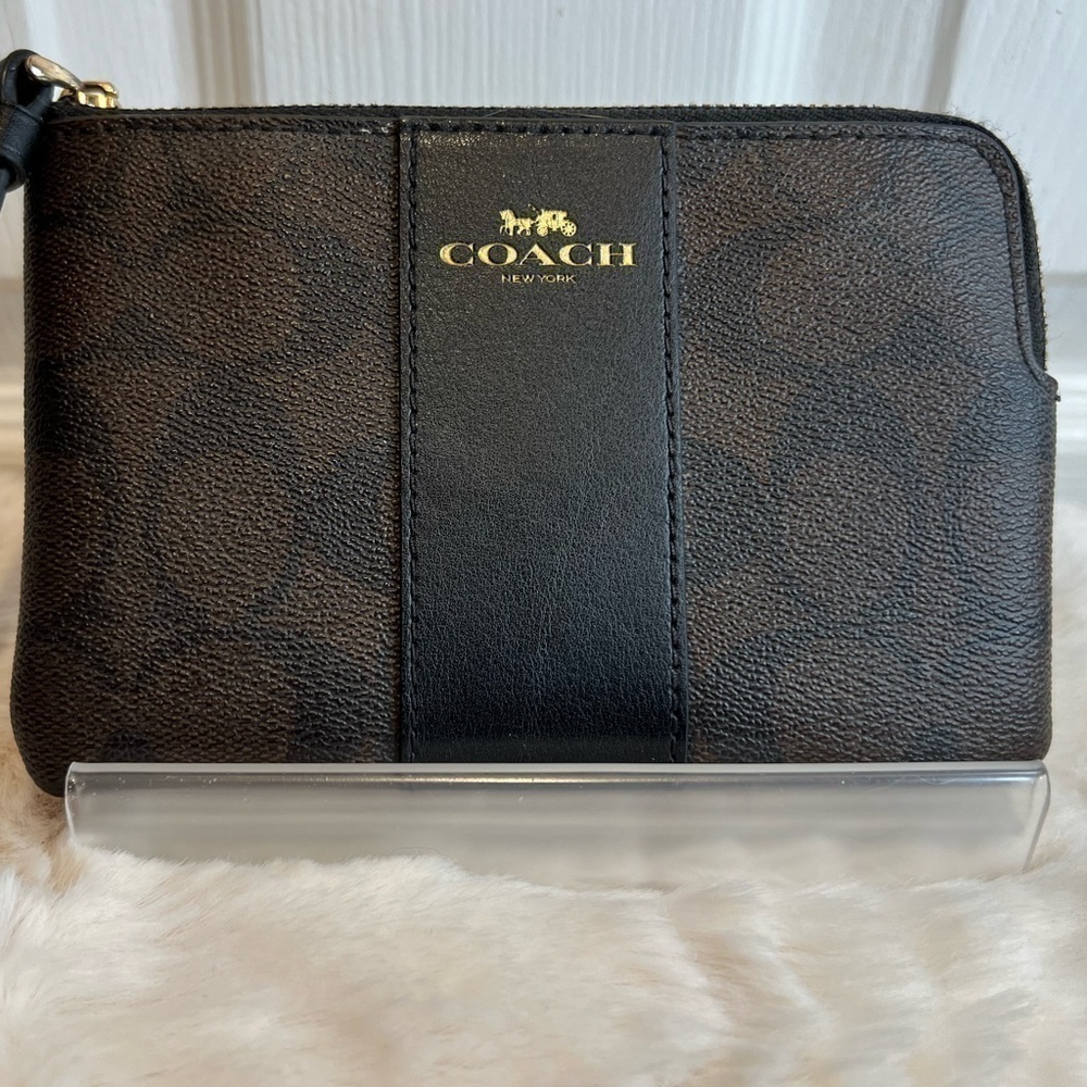 COACH NEW YORK CORNER, ZIP WRISTLET SIGNATURE CANVAS STRIPE